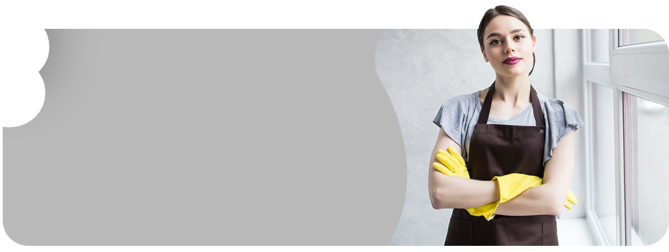 Frau mit Gummihandschuhen und Schürze