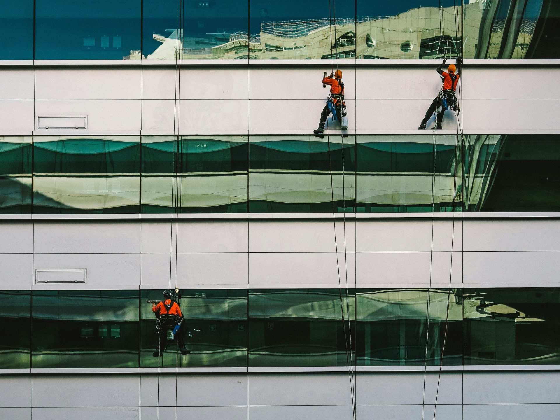 Fensterputzer arbeiten an Gebäudefassade